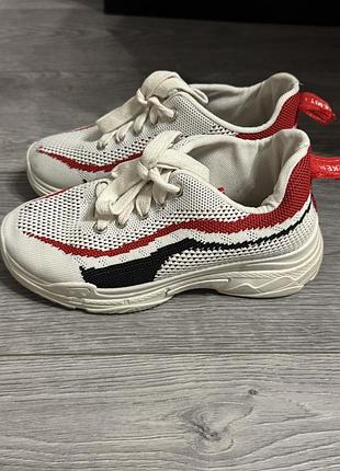 Кросівки  👟