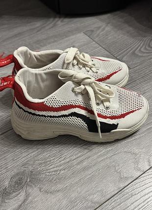 Кросівки  👟 2