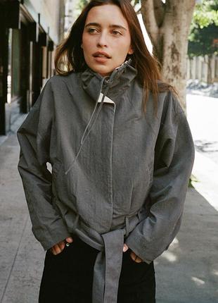 Короткая куртка с поясом zw collection