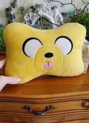 Подушка подголовник в авто джейк / jake the dog bone pillow — adventure time miniso