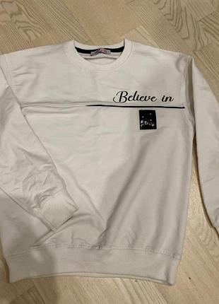 Світшот білий з написом believe in