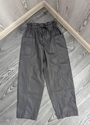 Брюки детские из эко-кожи серые размера 10(140) бренда zara