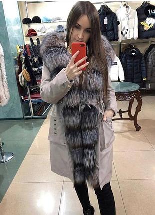 Парка с мехом енота по всей длине на меху.