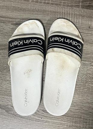 Білі шльопанці calvin klein