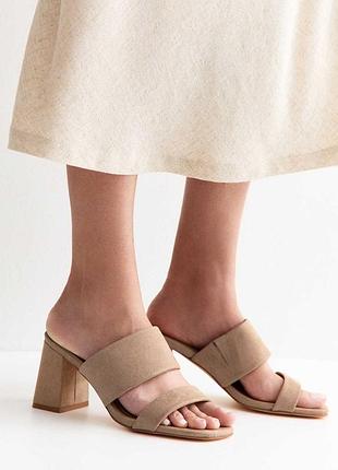 Новые мюли шлепанцы new look wide fit faux suede light brown block heel mules из искусственной замши