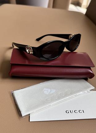 Сонцезахисні окуляри gucci чорна оправа, золоте лого
