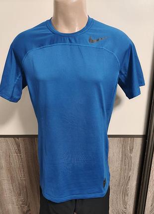 Синяя мужская спортивная футболка из линейки nike pro с технологией отвода влаги dri-fit.