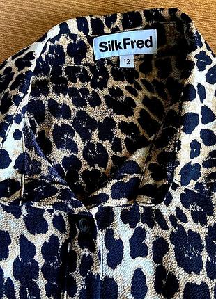Платье-рубашка на пуговицах, на шлице 12 р под леопард silkfred.