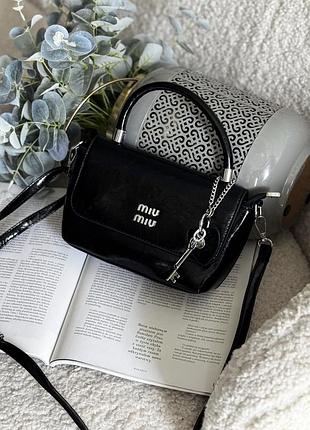 Сумка для жінок miu miu чорна лакова окуляри в подарунок