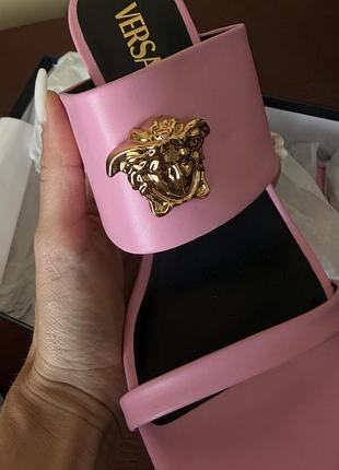 Versace — були одягнені лише два рази, стан новий.