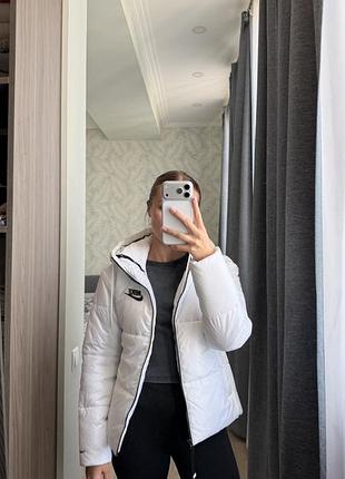 Біла демісезонна куртка nike