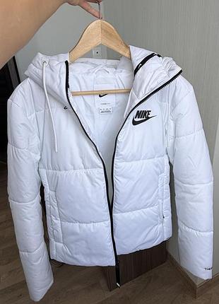 Біла демісезонна куртка nike 10
