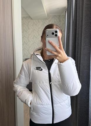 Біла демісезонна куртка nike 3