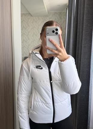 Біла демісезонна куртка nike 4
