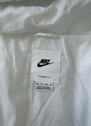 Біла демісезонна куртка nike 7