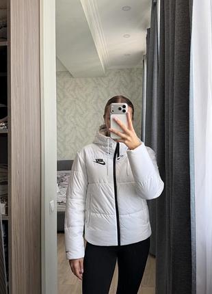 Біла демісезонна куртка nike 2