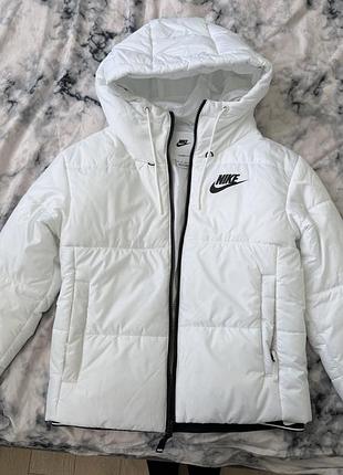 Біла демісезонна куртка nike 6