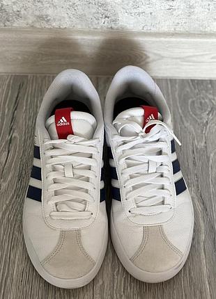 Кросівки чоловічі adidas білі з синіми смужками vl court 3.0
