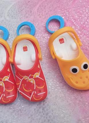 Мініатюрний брелок-сабо у вигляді взуття crocs червоного кольору з колаборації mcdonald's x crocs для хеппі міл