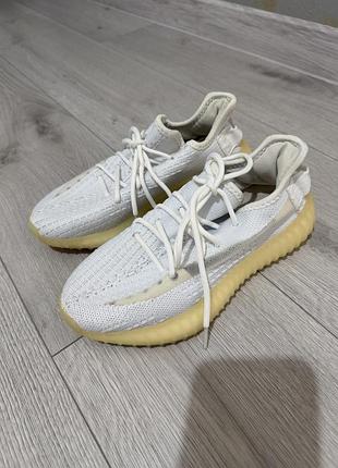 Кросівки жіночі yeezy