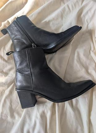 Шкір'яні ботильйоні zara