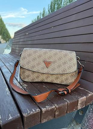 Маленька сумочка із колекції guess багет світло коричнева