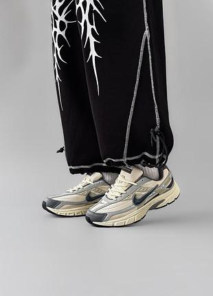 Nike initiator beige/grey 3