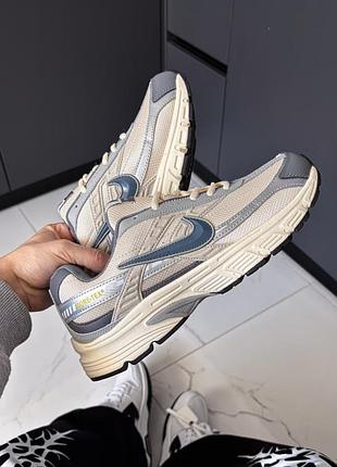 Nike initiator beige/grey