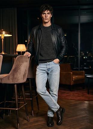 Чоловічі чоловічі джинси zara в ідеальному стані. класичний світлий денім, прямий або злегка звужений крой. тканина якісна та щільна.