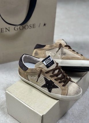Женские коричневые замшевые кеды golden goose super-star с коричневой глиттерной звездой ggdb 40
