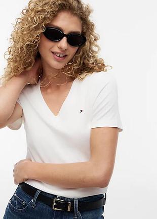 Біла базова футболка tommy hilfiger з v-вирізом