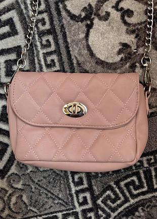 Розовая стёганая сумка кросс-боди chicorée accessories из искусственной кожи с ремешком-цепочкой.