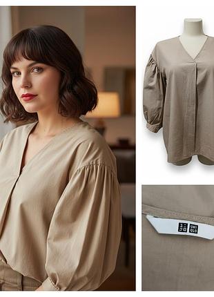 Uniqlo светло-коричневая хлопковая блузка привлекает внимание своими объемными рукавами на сборке и элегантным v-образным вырезом.