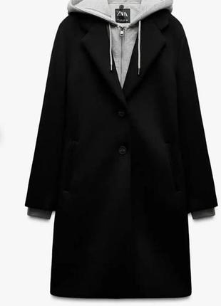 Чорне пальто з вставкою контрастного кольору від zara.