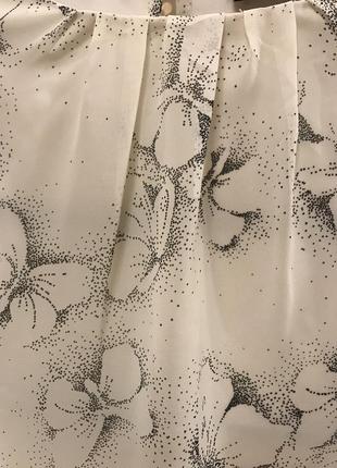 Очень красивая и стильная брендовая блузка в бабочках.4 фото