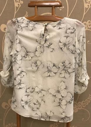 Очень красивая и стильная брендовая блузка в бабочках.3 фото