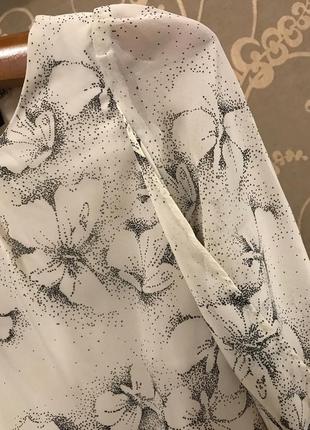 Очень красивая и стильная брендовая блузка в бабочках.8 фото