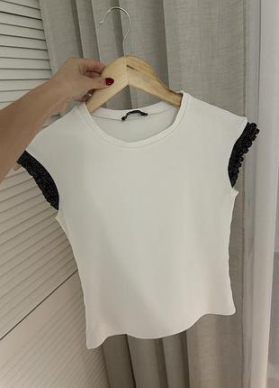 Футболка zara з блискучими рукавами крильцями