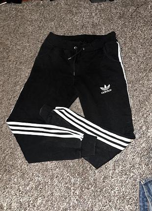 Спортивні штани,жіночі, adidas,гарний стан,чорний колір,розмір м