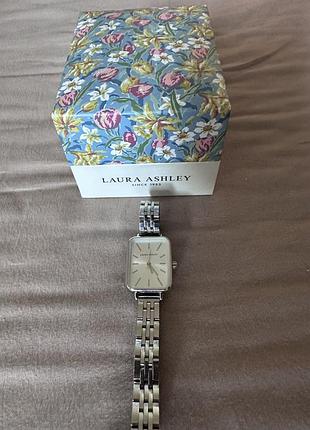Жіночий наручний годинник laura ashley сріблястий
