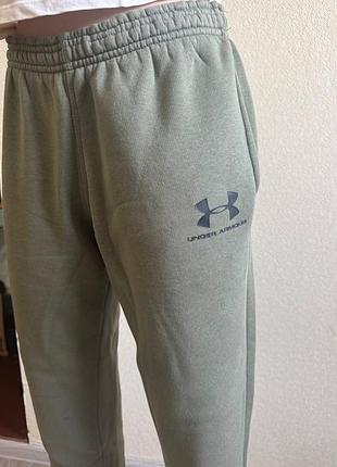 Оливковые спортивные штаны under armour - размер 46
