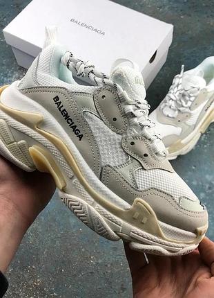 Массивные кроссовки balenciaga triple s в белом и кремовом цветах с размером 36 на носке
