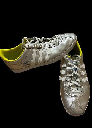 Кросівки adidas  40 р. 25 см