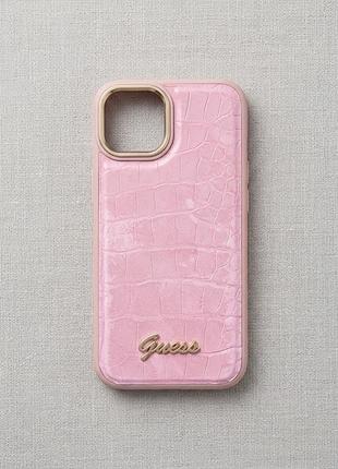 Оригінальний рожевий чохол guess для iphone 14 (фактура крокодила, металевий логотип)
