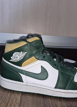 Кросівки чоловічі nike air jordan 1 mid зелені, білі