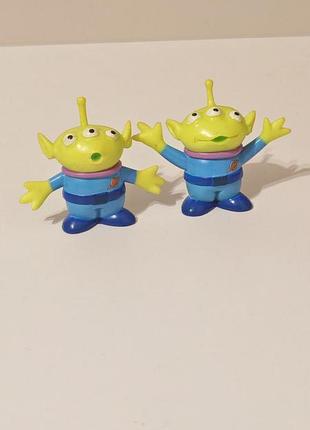 Фигурка зеленого инопланетянина (little green men / alien) из анимационного фильма disney/pixar "история игрушек".лот из двух фигурок оригинал