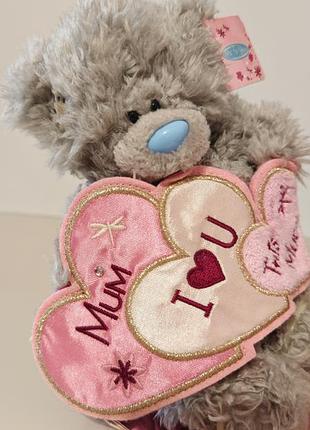 Сірий плюшевий ведмедик me to you (tatty teddy) з блакитним носом, який тримає рожеве серце з написом «mum» та «i ❤️ u»