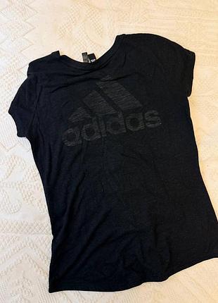 Спортивная футболка для повседневной тренировки от adidas