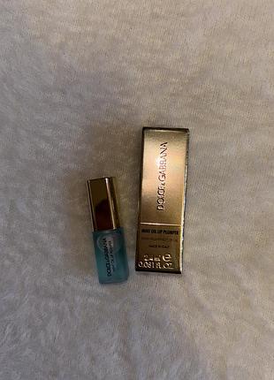 Мініатюра олії для збільшення об'єму губ dolce & gabbana mint oil lip plumper об'ємом 2.4 мл у матовому скляному флаконі з золотавою кришечкою