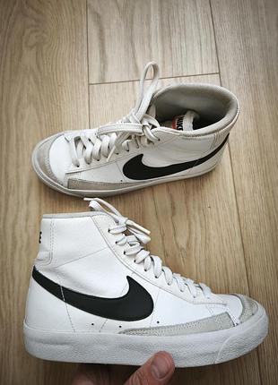 Кросівки унісекс nike blazer mid ’77 vintage білі з чорним